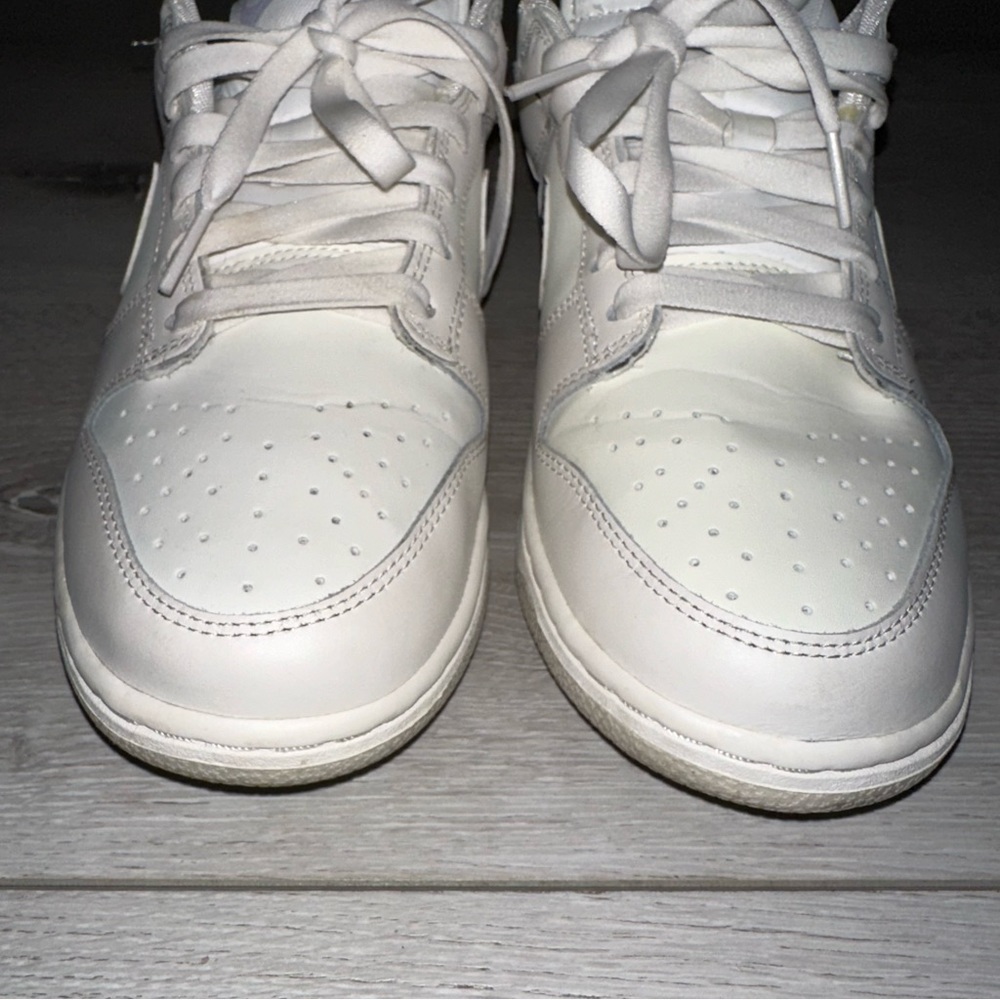 Nike Women's Sneakers in Cream and Gray - Picture 7 of 12